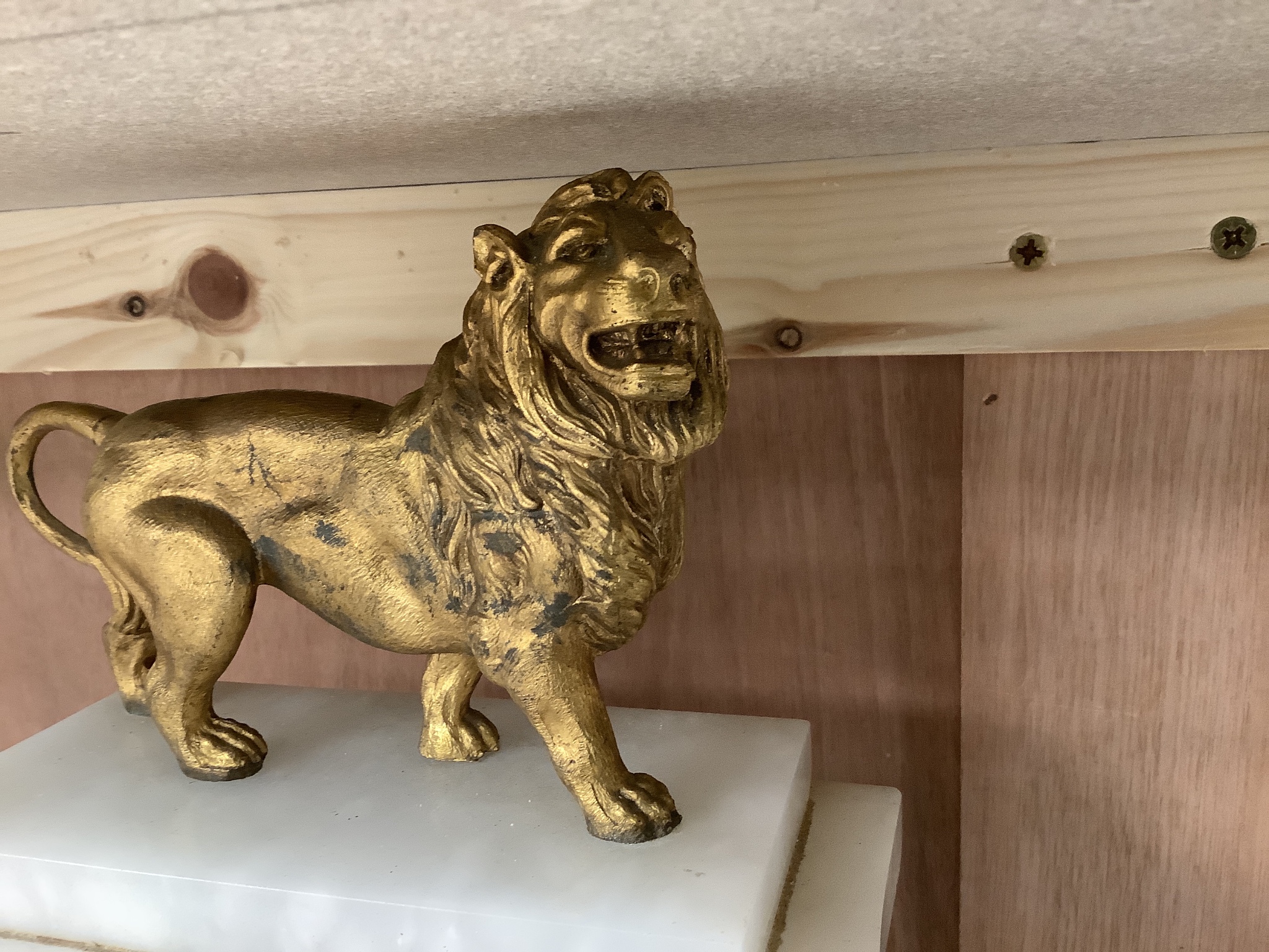 A Victorian alabaster mantel clock, with gilt metal lion surmount, French skeleton movement with pendulum, 34cm